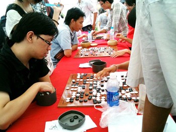 Young people playing chess at the Natsu Matsuri Summer Festival last year (Photo: SGGP)